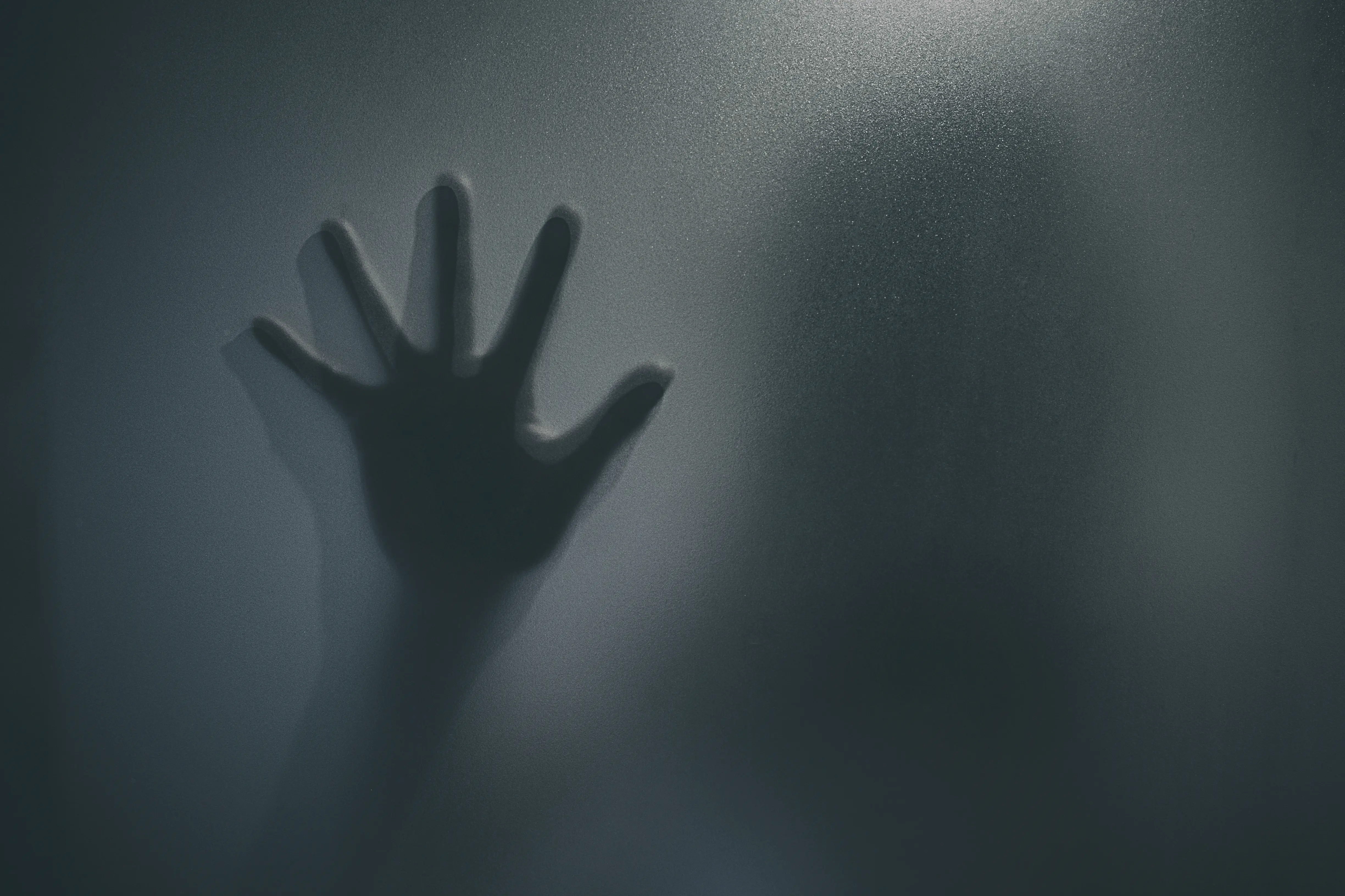 Hand un menschliche Silhouette in grauem Nebel