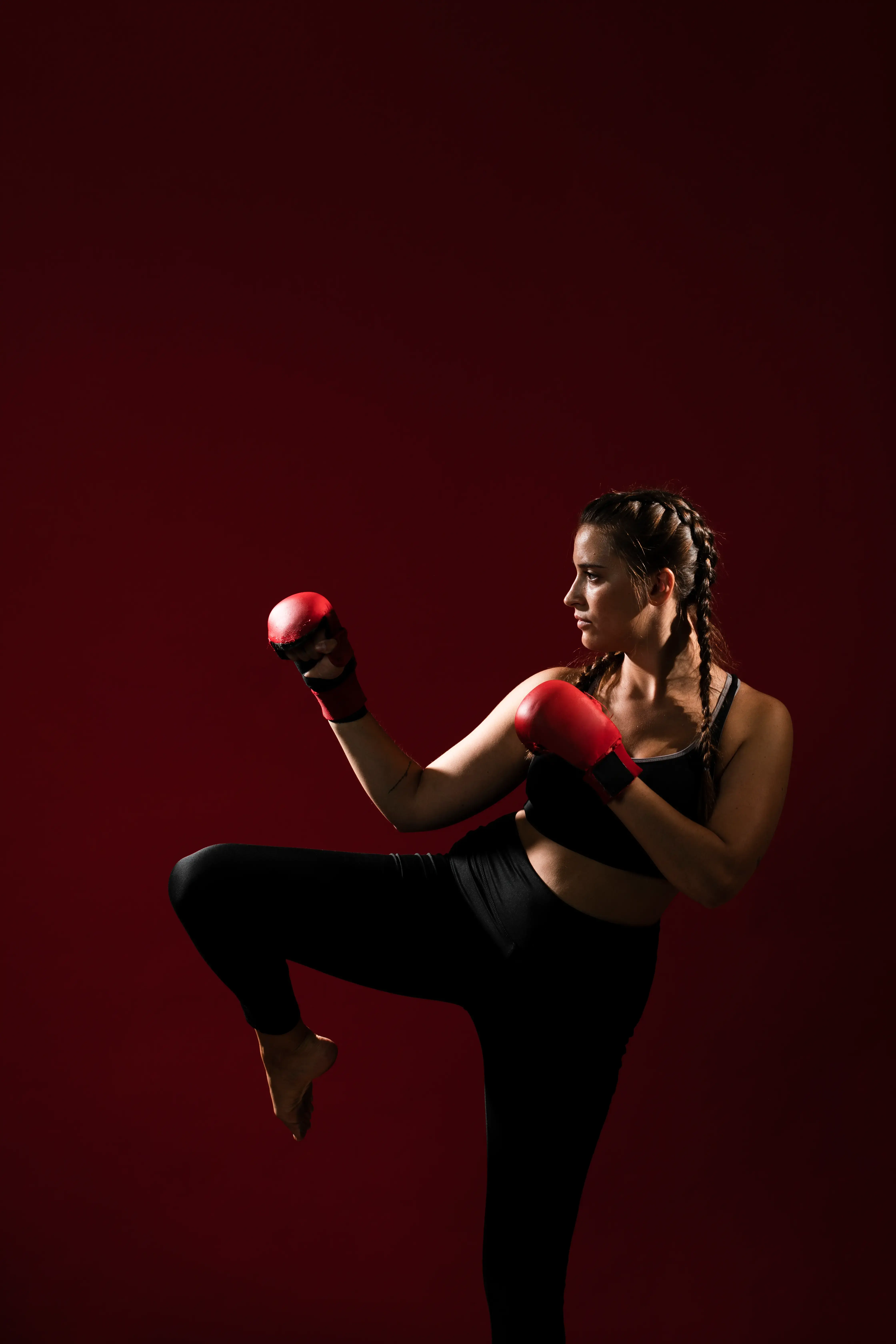 Frau in Fitnesskleidung mit Boxhandschuhen 