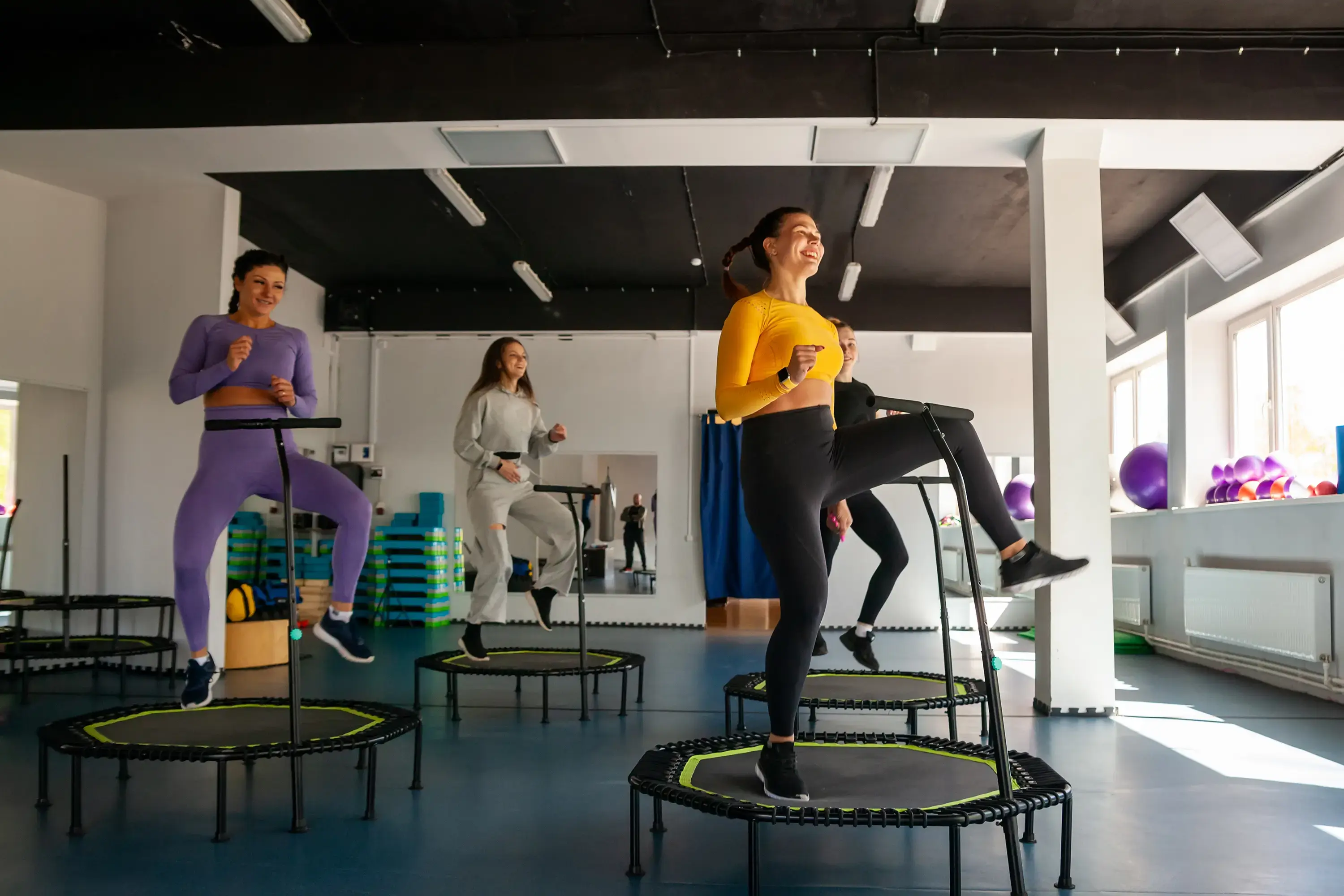 Vier Frauen beim Trampolinspringen im Fitnessstudio