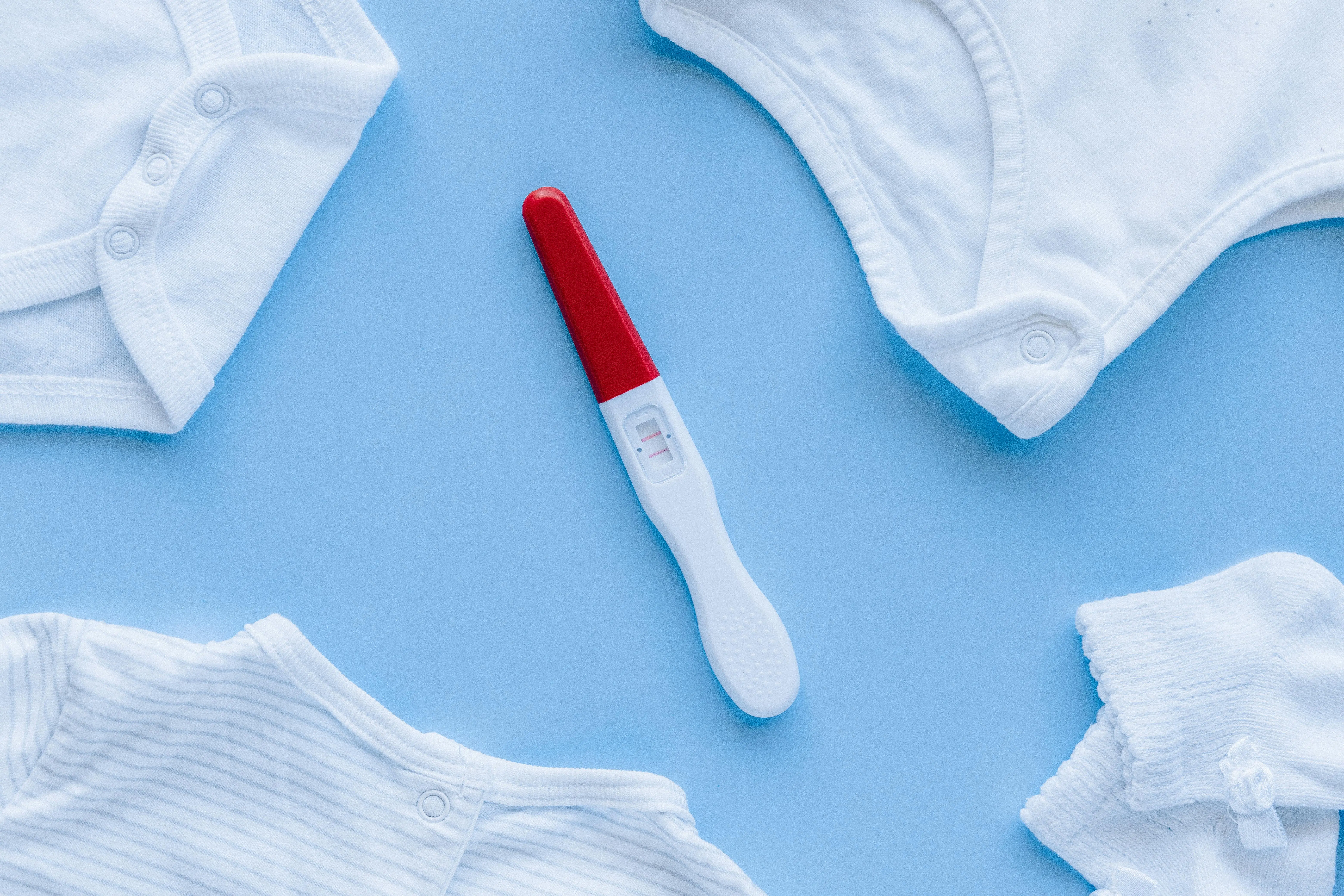 Positiver Schwangerschaftstest und Babybodies