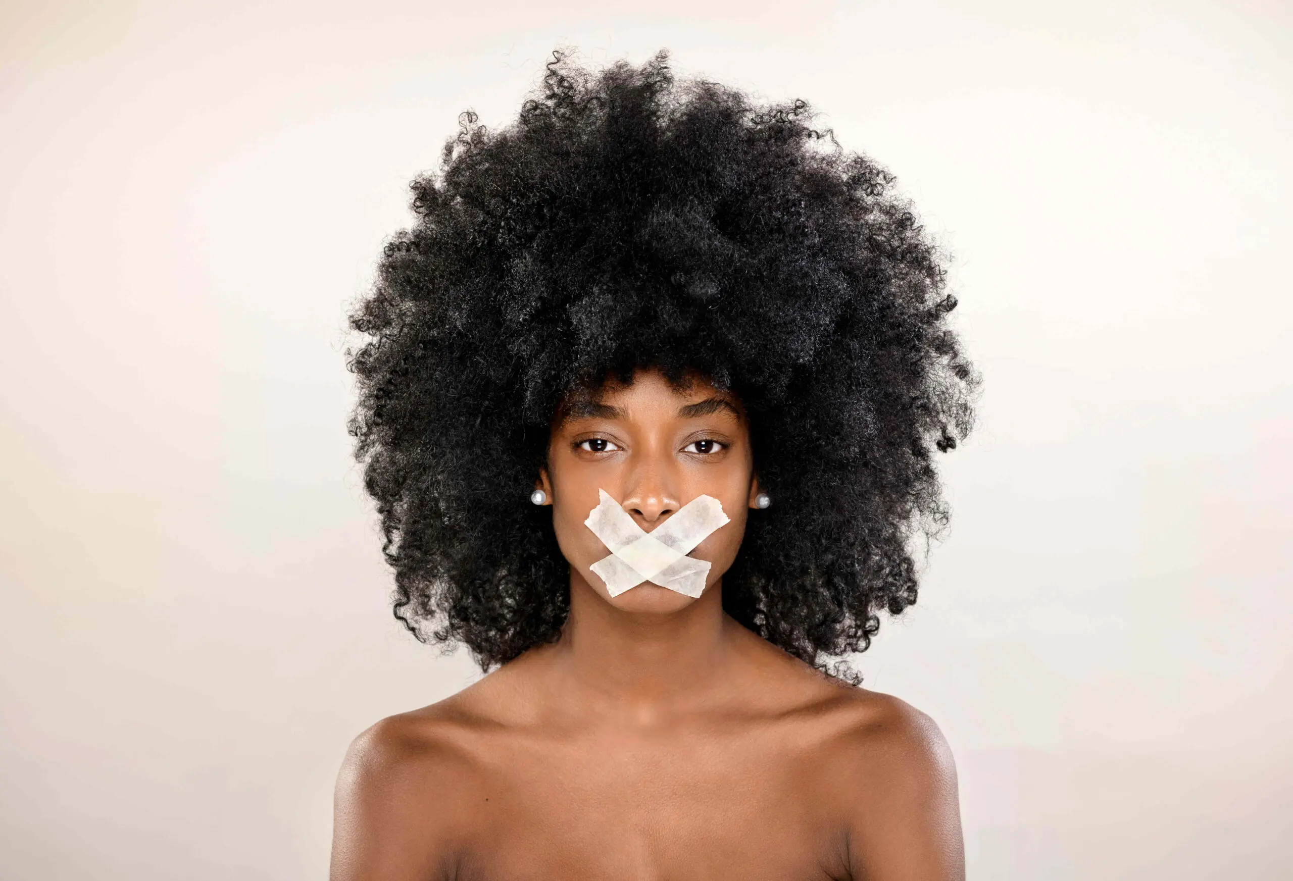 Mouth Taping: Schläft man mit zugeklebtem Mund wirklich besser?