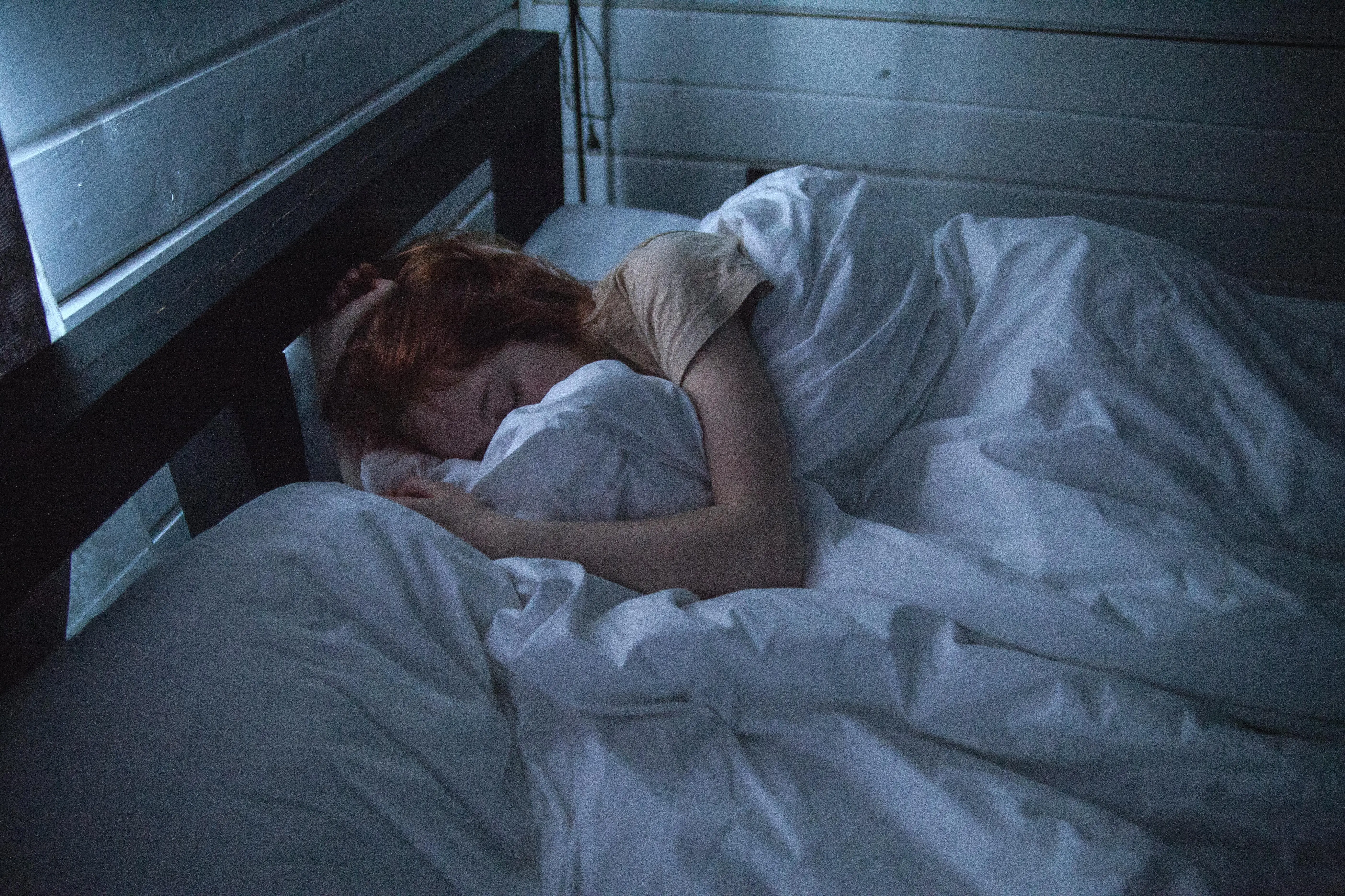 Frau schlafend im Bett