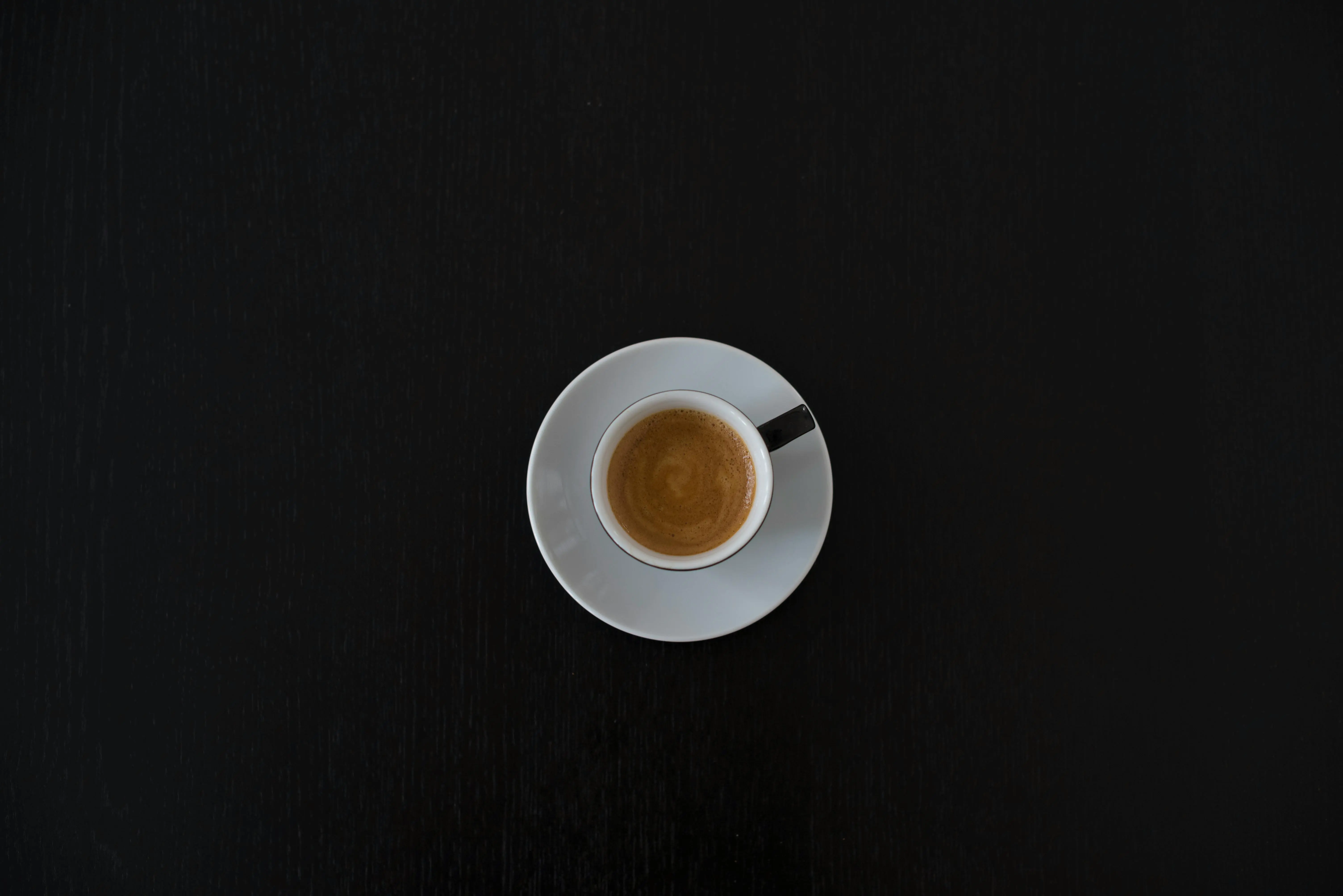 Tasse Kaffee auf schwarzem Hintergrund