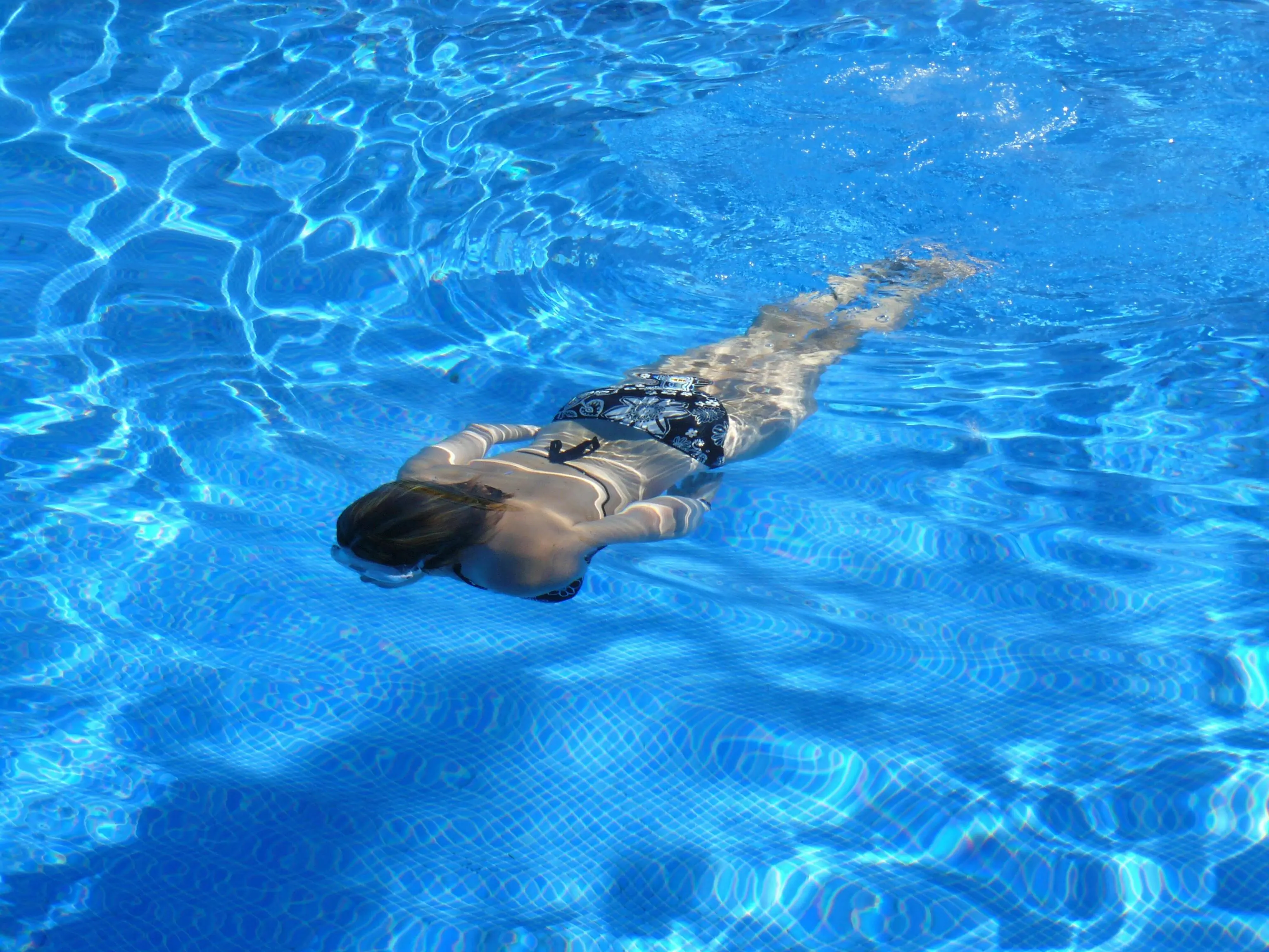Frau schwimmt im Wasser